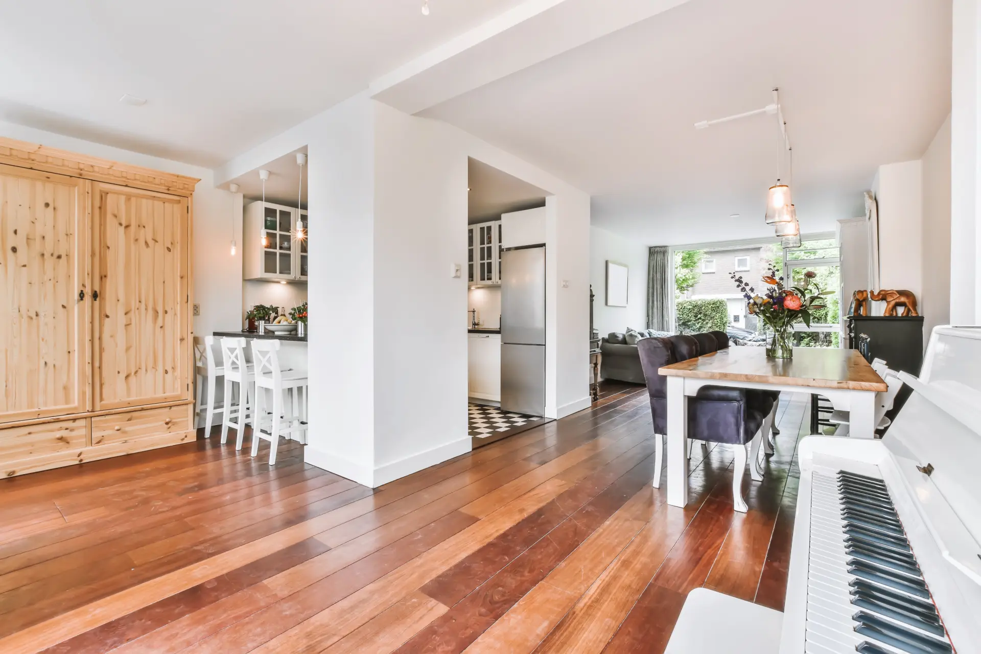 How Should I Decorate Commercial Properties